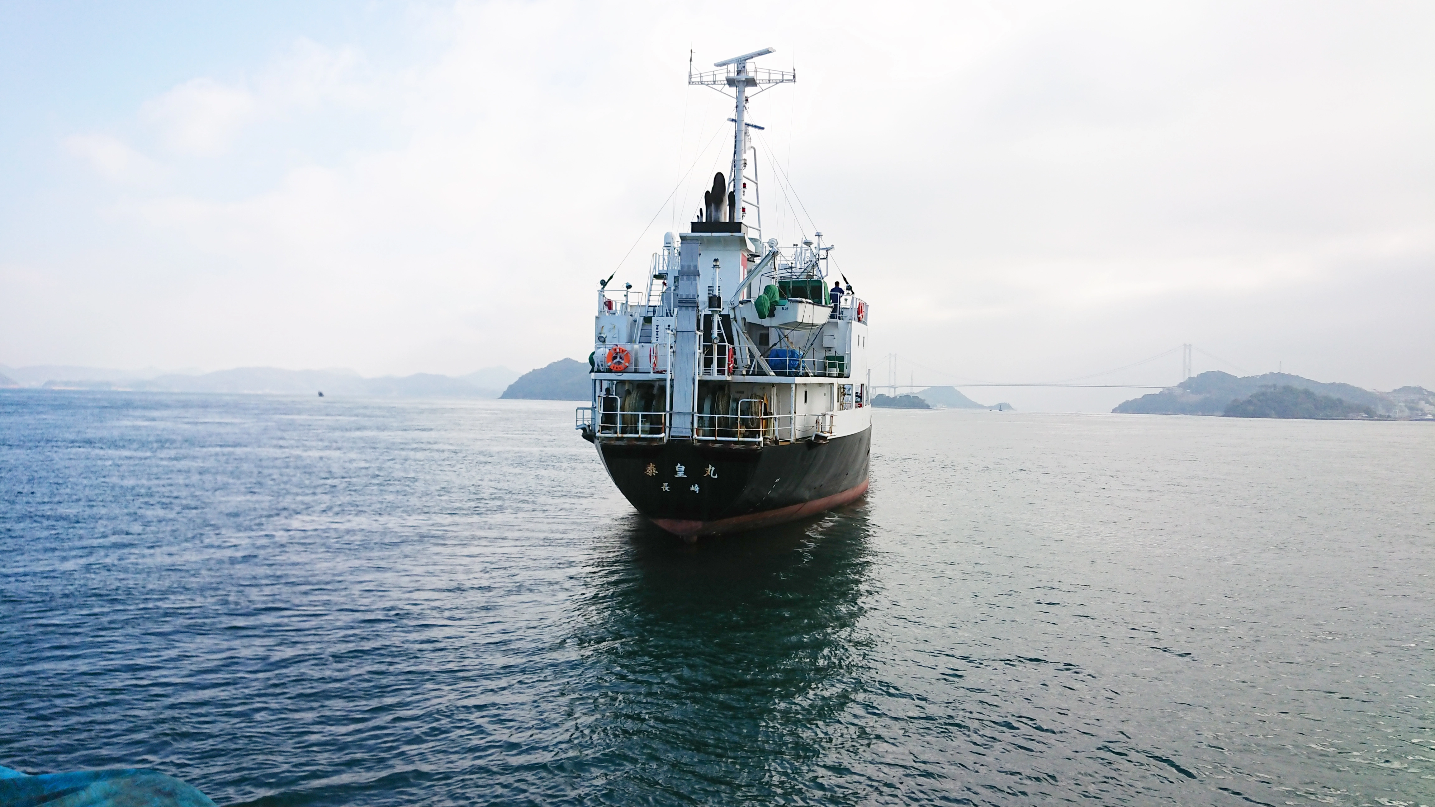 海上を進むタンカー船